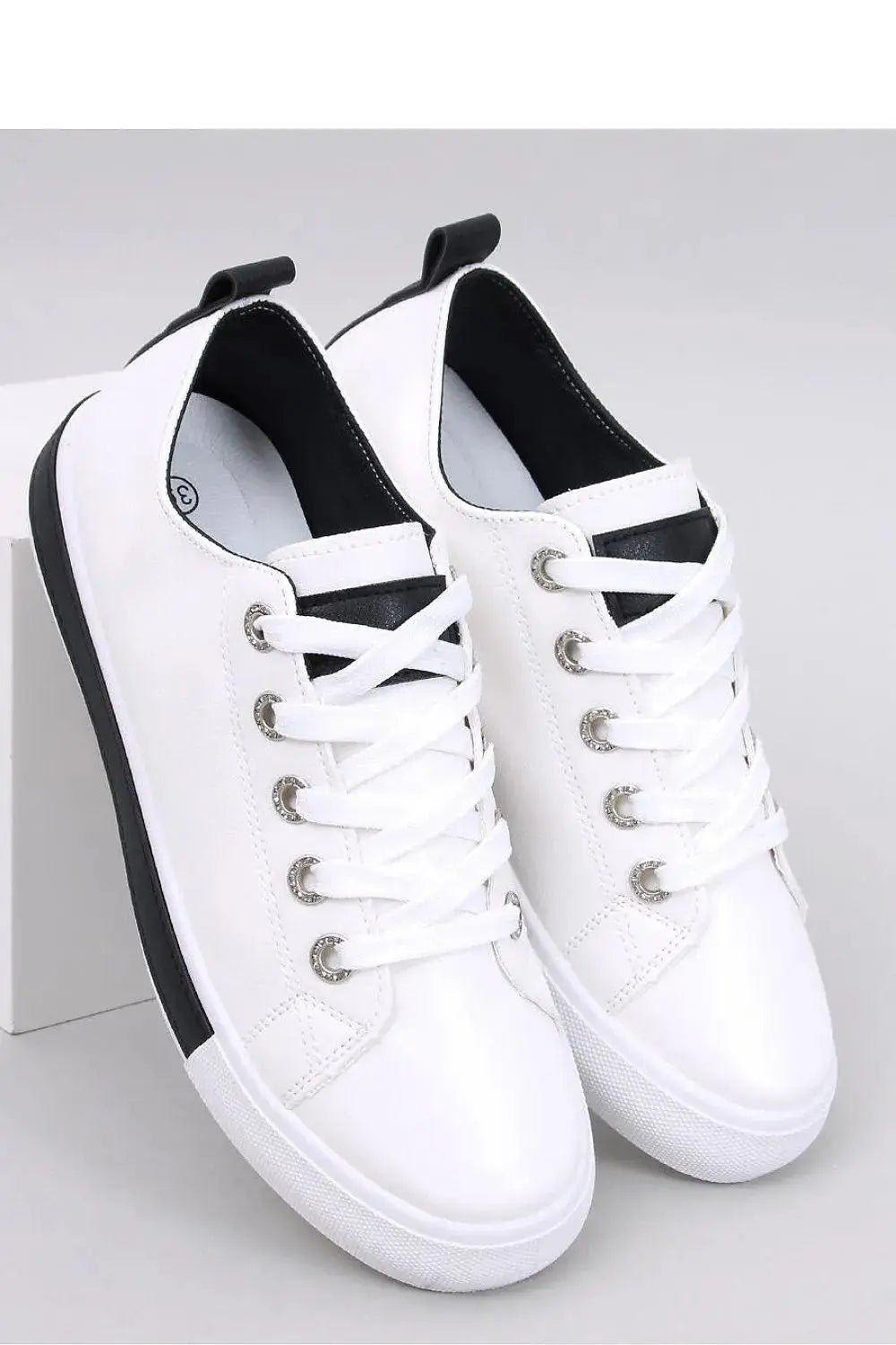 Sneakers model 194032 Inello  Adomoo