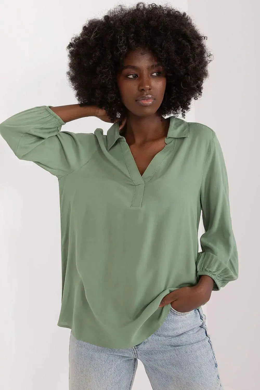 Sublevel airy and pleasant blouse  Adomoo