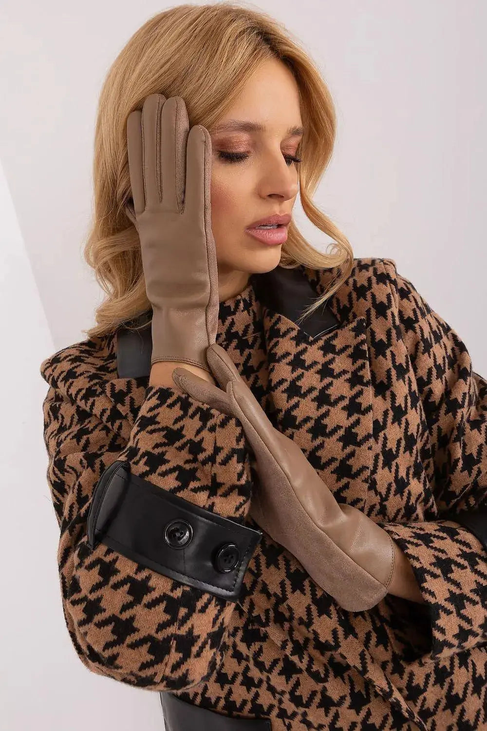 AT Fashionable Women’s Gloves with Phone-Friendly Embroidery  Adomoo