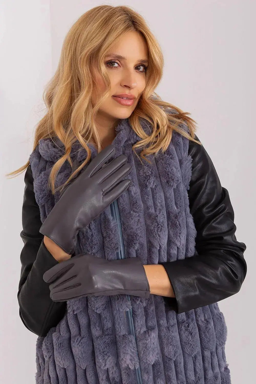 AT Fashionable Women’s Gloves with Phone-Friendly Embroidery  Adomoo