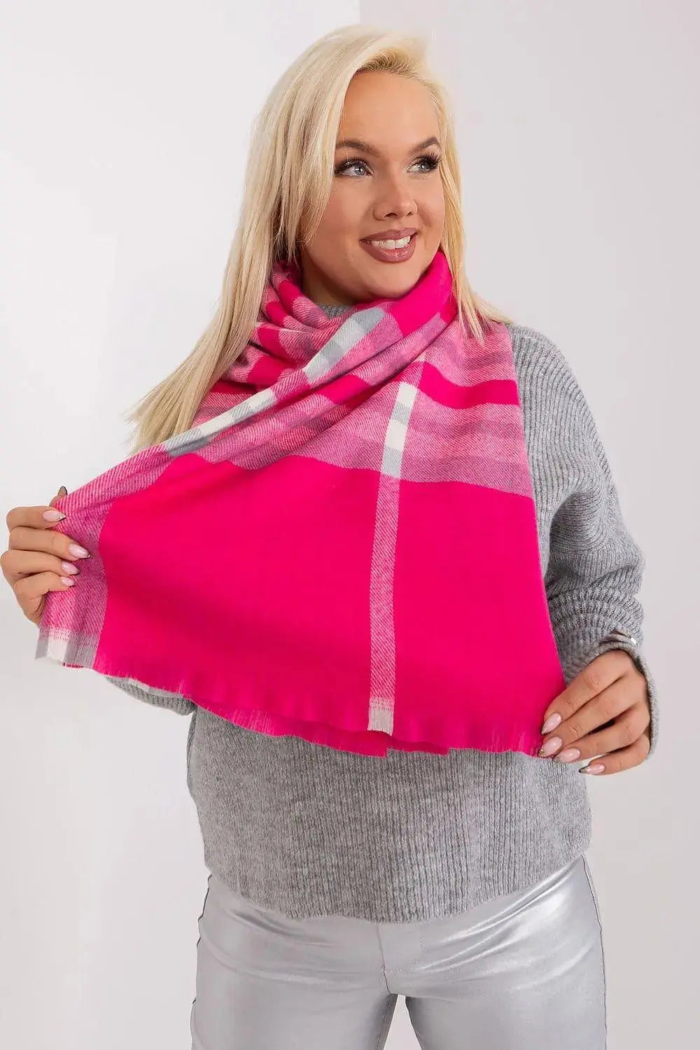 Versatile Check Scarf – Add Warmth and Style to Your Cold-Weather Wardrobe  Adomoo