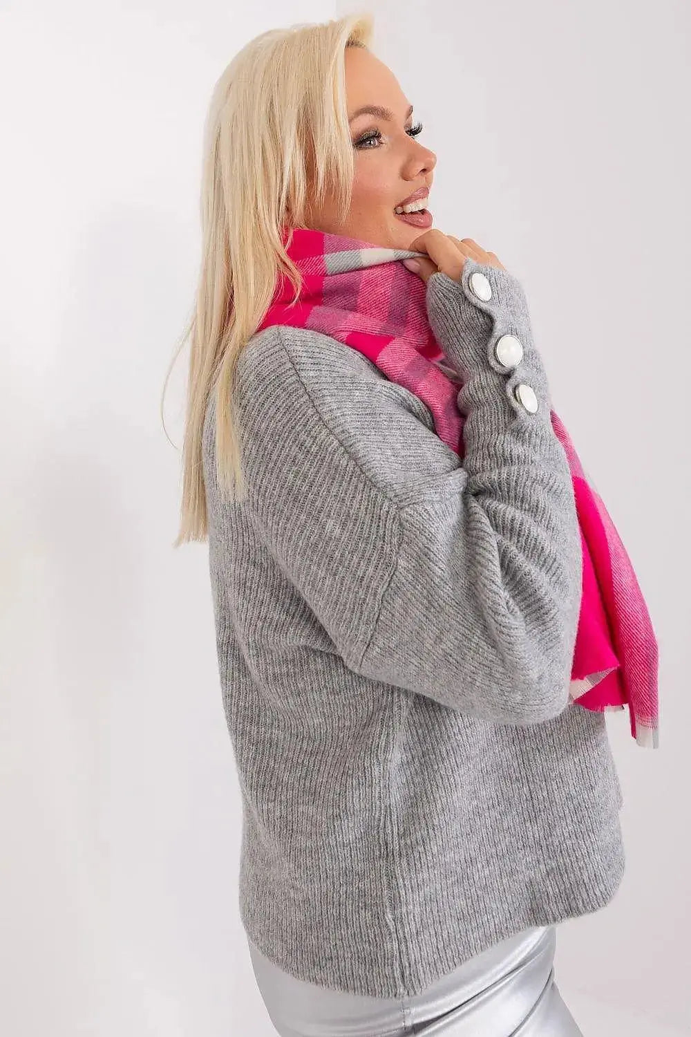 Versatile Check Scarf – Add Warmth and Style to Your Cold-Weather Wardrobe  Adomoo
