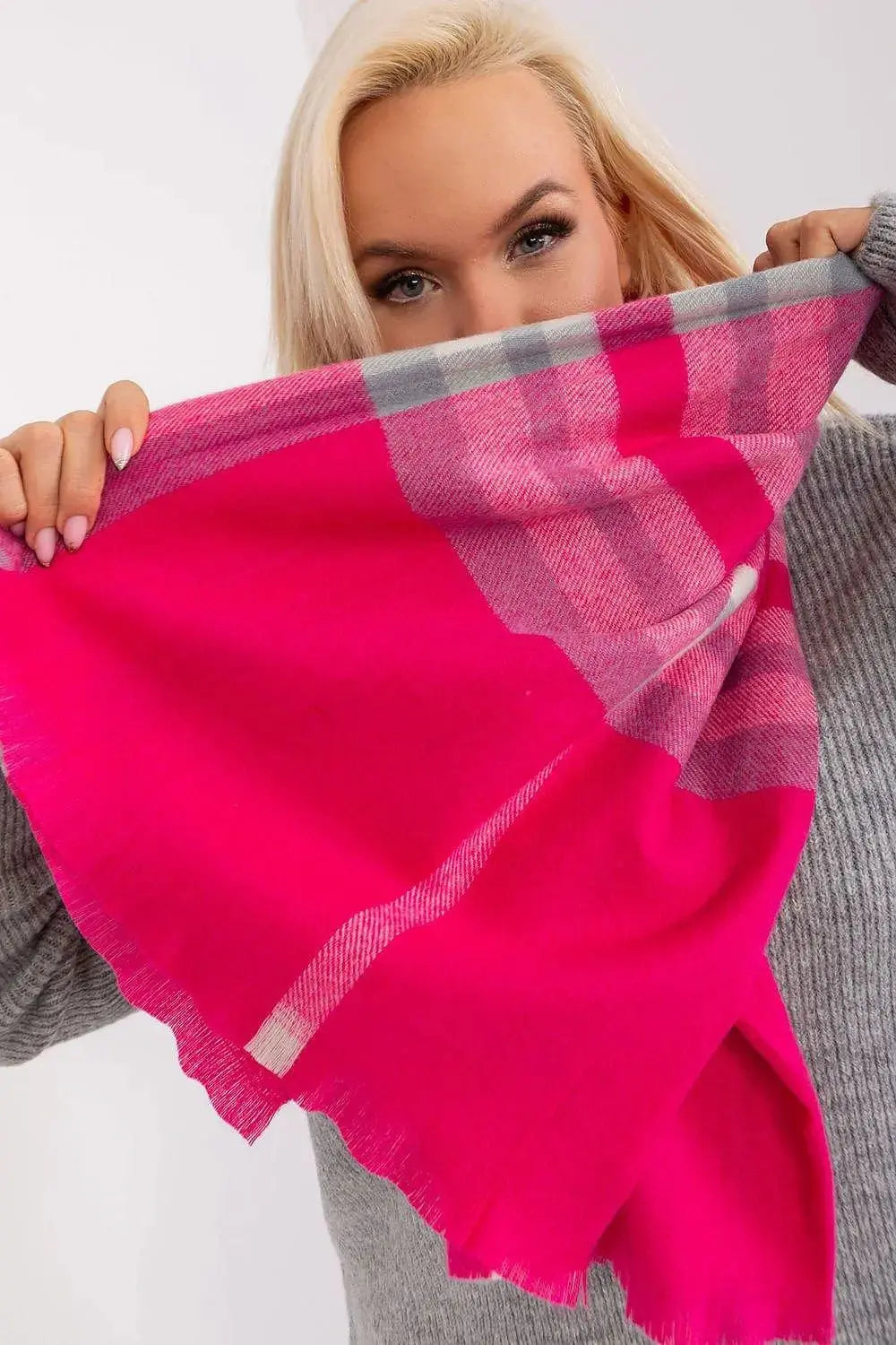 Versatile Check Scarf – Add Warmth and Style to Your Cold-Weather Wardrobe  Adomoo
