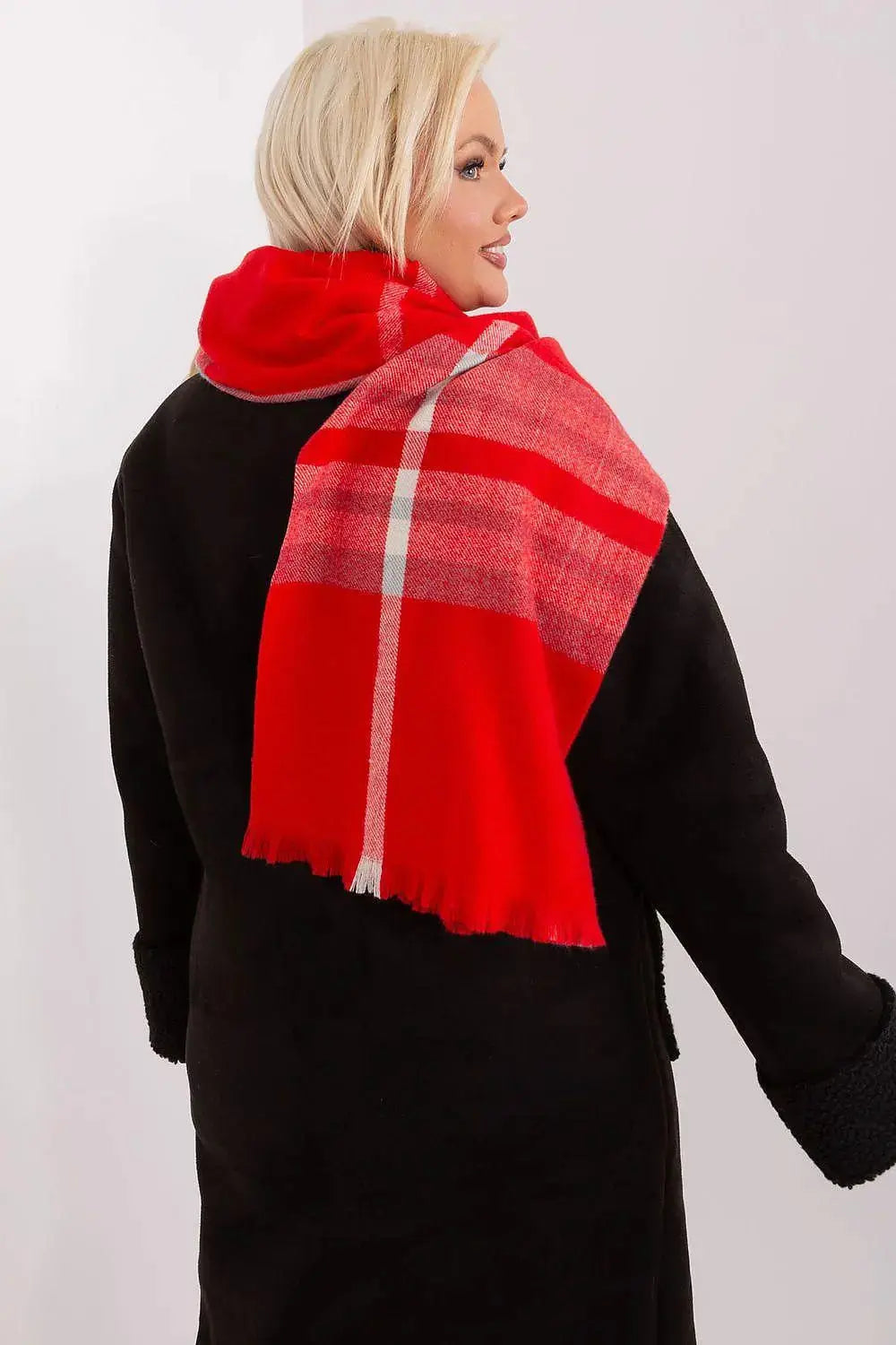 Versatile Check Scarf – Add Warmth and Style to Your Cold-Weather Wardrobe  Adomoo