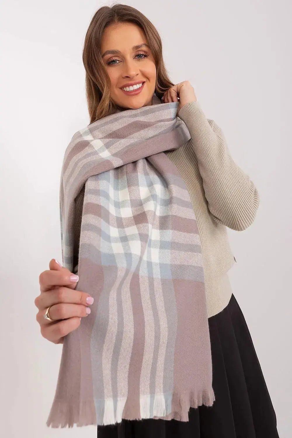 Versatile Check Scarf – Add Warmth and Style to Your Cold-Weather Wardrobe  Adomoo