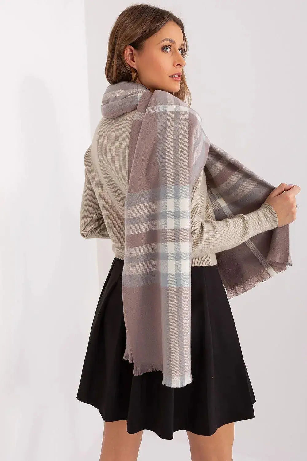 Versatile Check Scarf – Add Warmth and Style to Your Cold-Weather Wardrobe  Adomoo