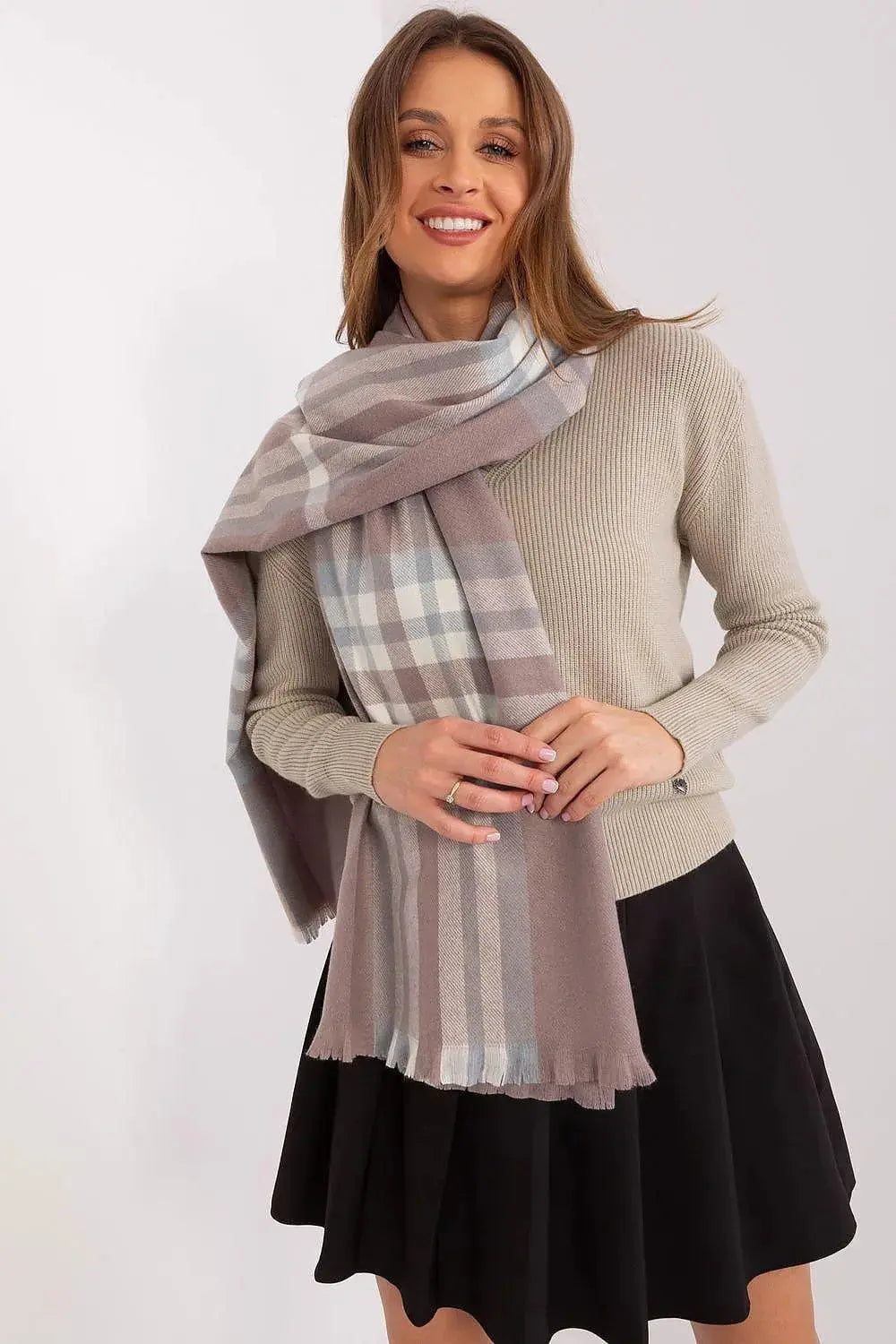 Versatile Check Scarf – Add Warmth and Style to Your Cold-Weather Wardrobe  Adomoo