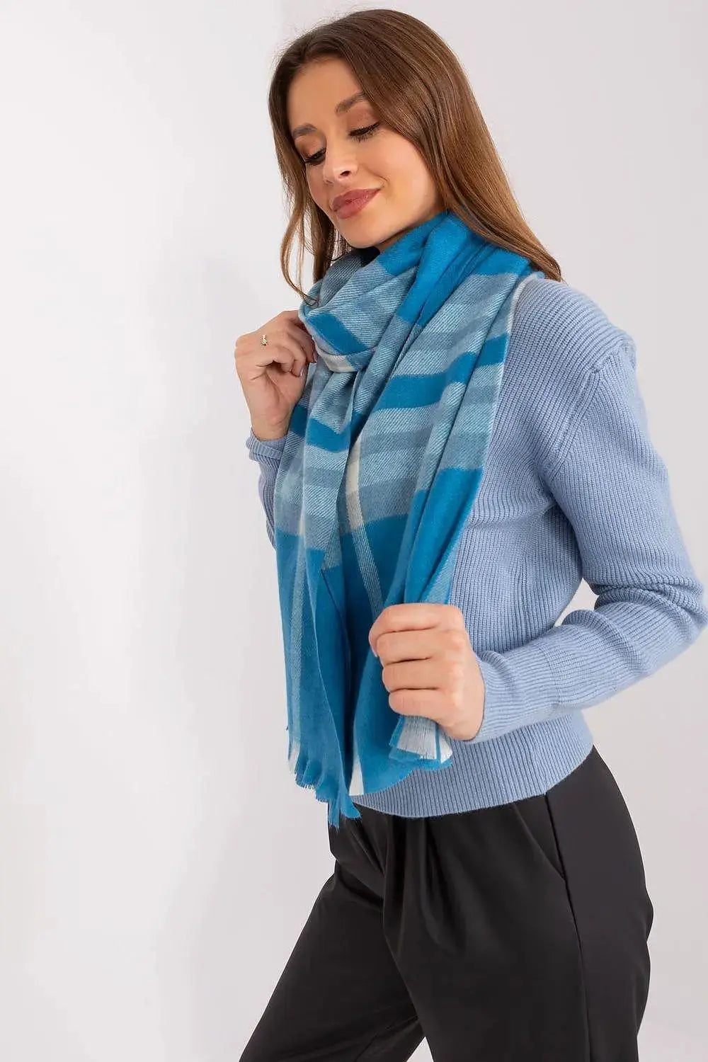 Versatile Check Scarf – Add Warmth and Style to Your Cold-Weather Wardrobe  Adomoo