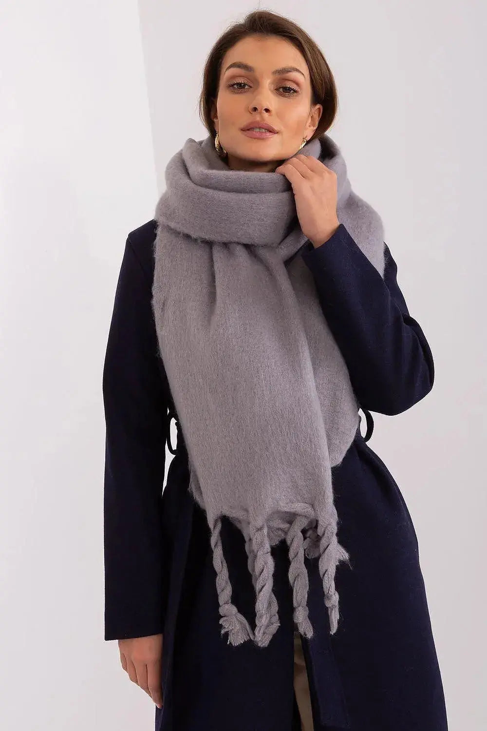AT long, smooth-textured shawl  Adomoo