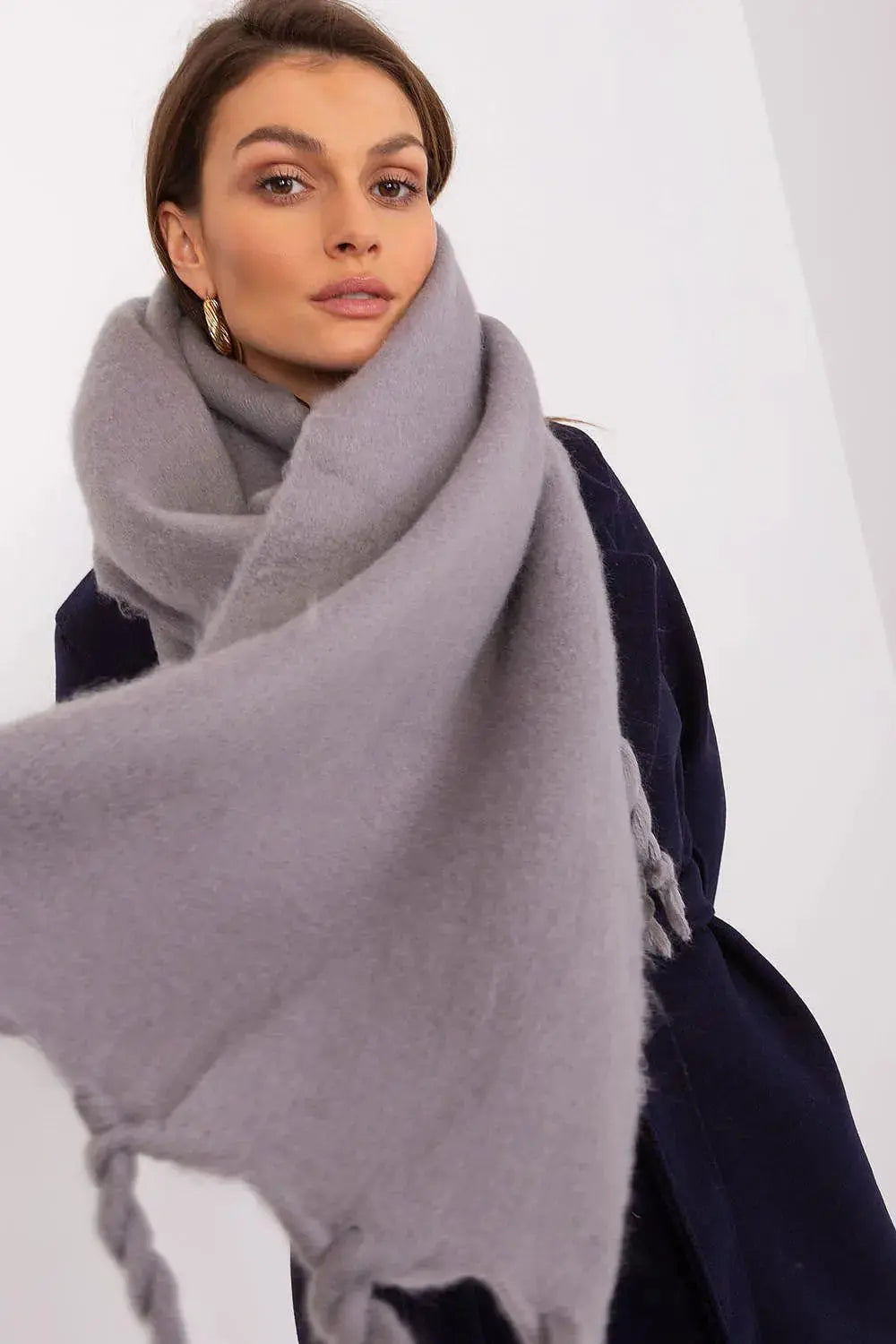 AT long, smooth-textured shawl  Adomoo