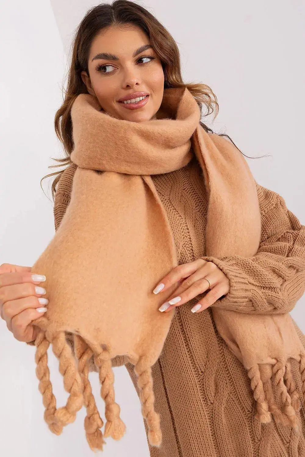 AT long, smooth-textured shawl  Adomoo