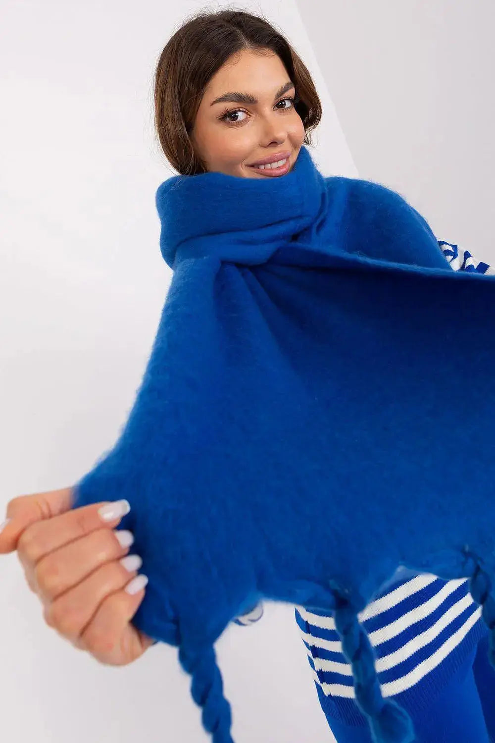 AT long, smooth-textured shawl  Adomoo