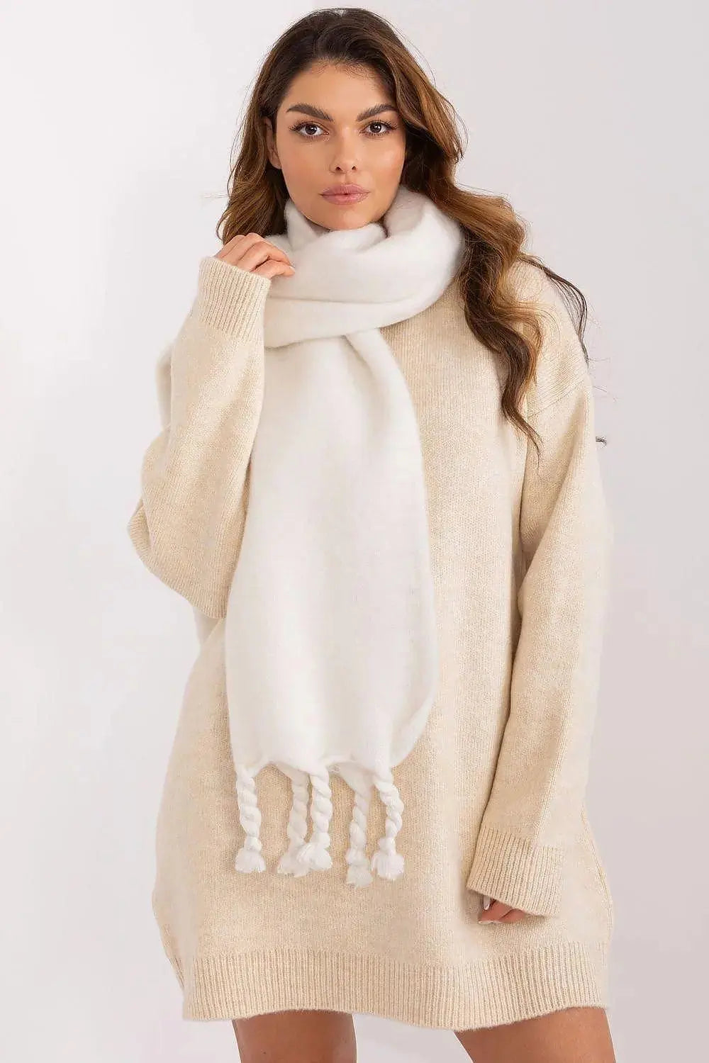 AT long, smooth-textured shawl  Adomoo