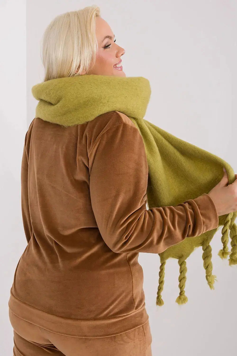 AT long, smooth-textured shawl  Adomoo