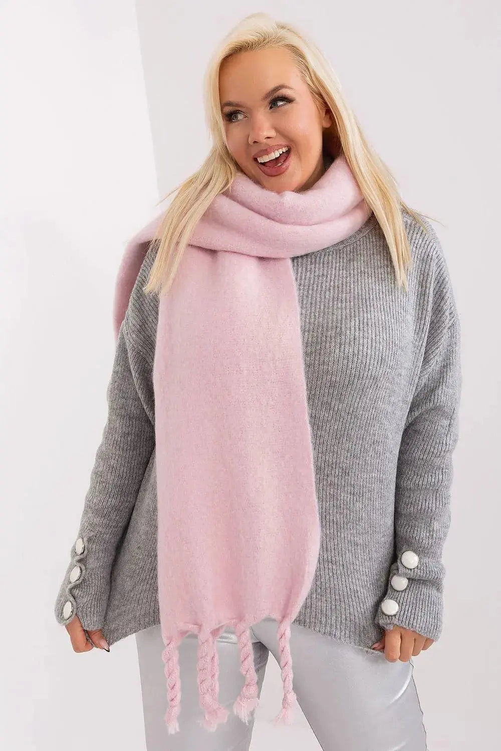 AT long, smooth-textured shawl  Adomoo