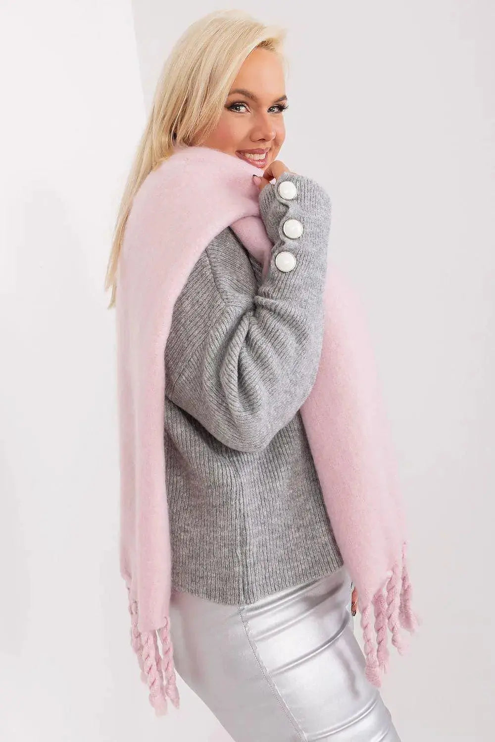 AT long, smooth-textured shawl  Adomoo