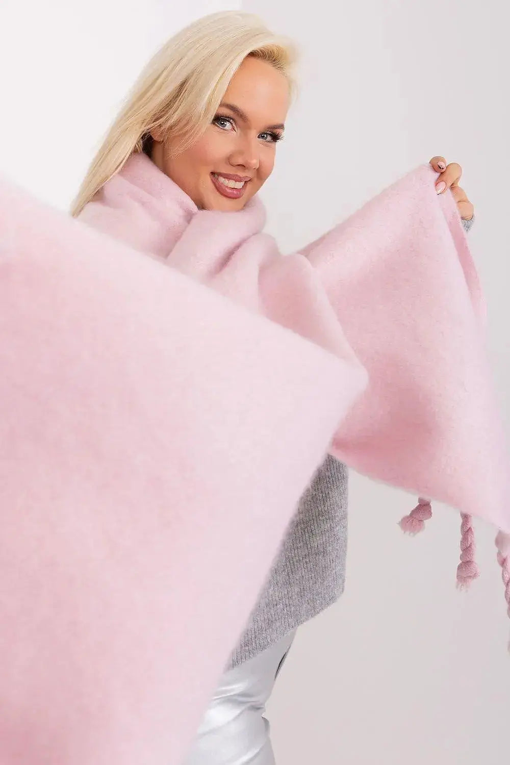 AT long, smooth-textured shawl  Adomoo