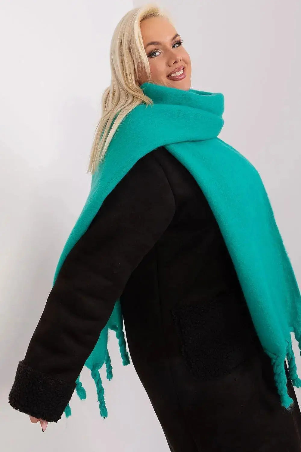 AT long, smooth-textured shawl  Adomoo