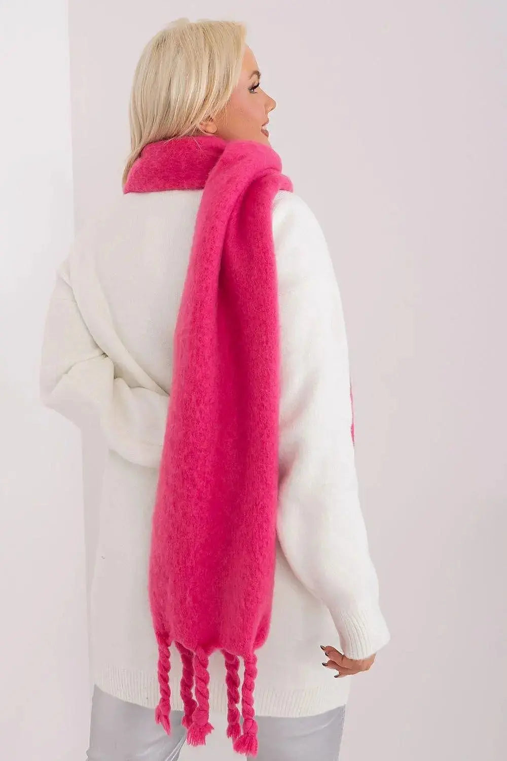 AT long, smooth-textured shawl  Adomoo