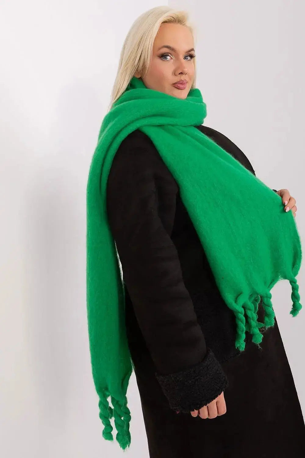AT long, smooth-textured shawl  Adomoo
