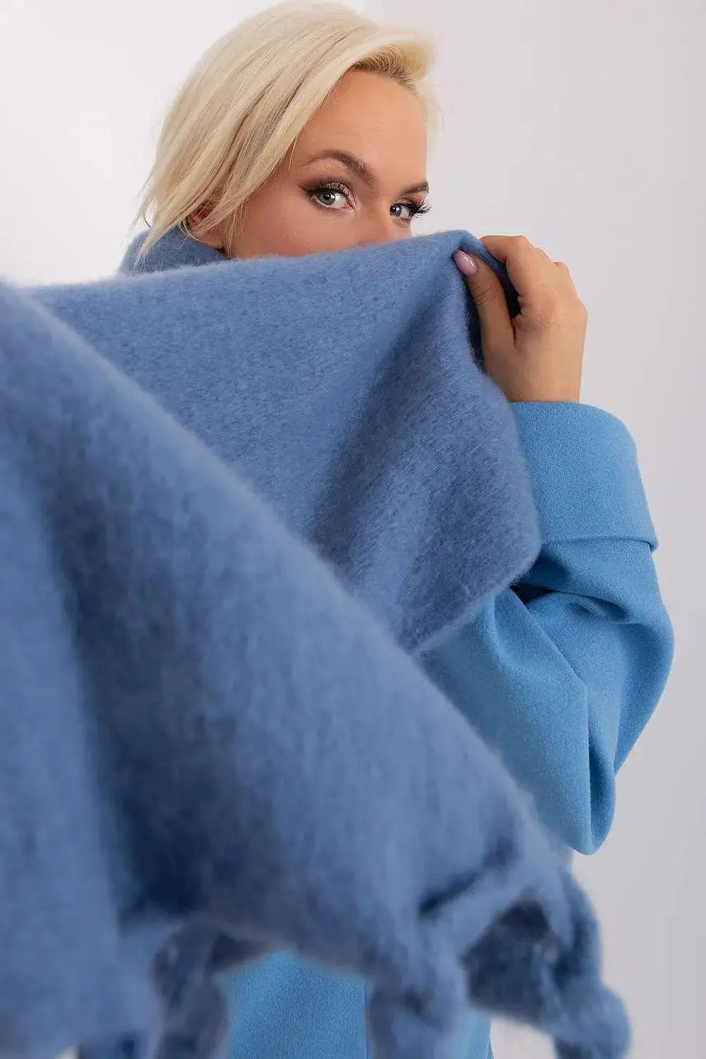 AT long, smooth-textured shawl  Adomoo