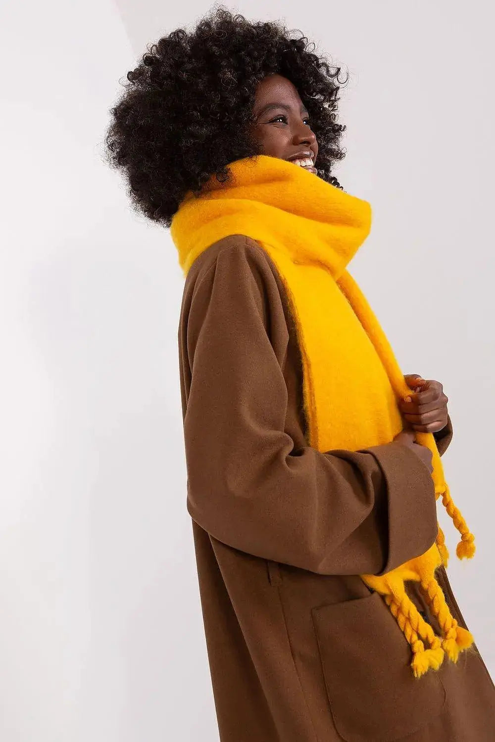 AT long, smooth-textured shawl  Adomoo