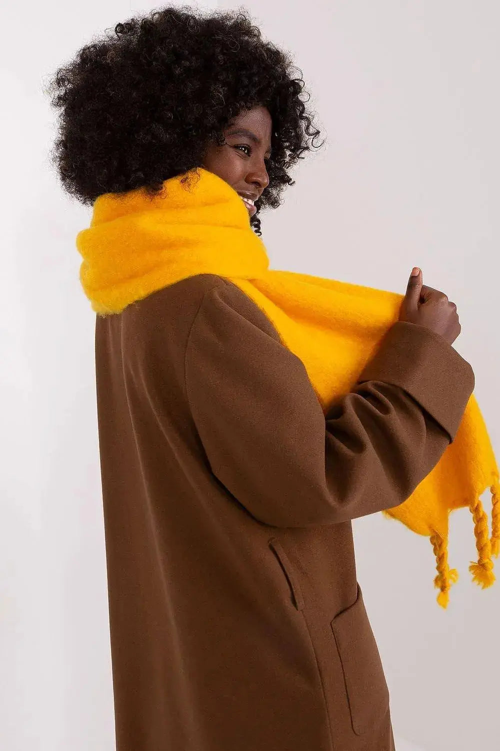 AT long, smooth-textured shawl  Adomoo