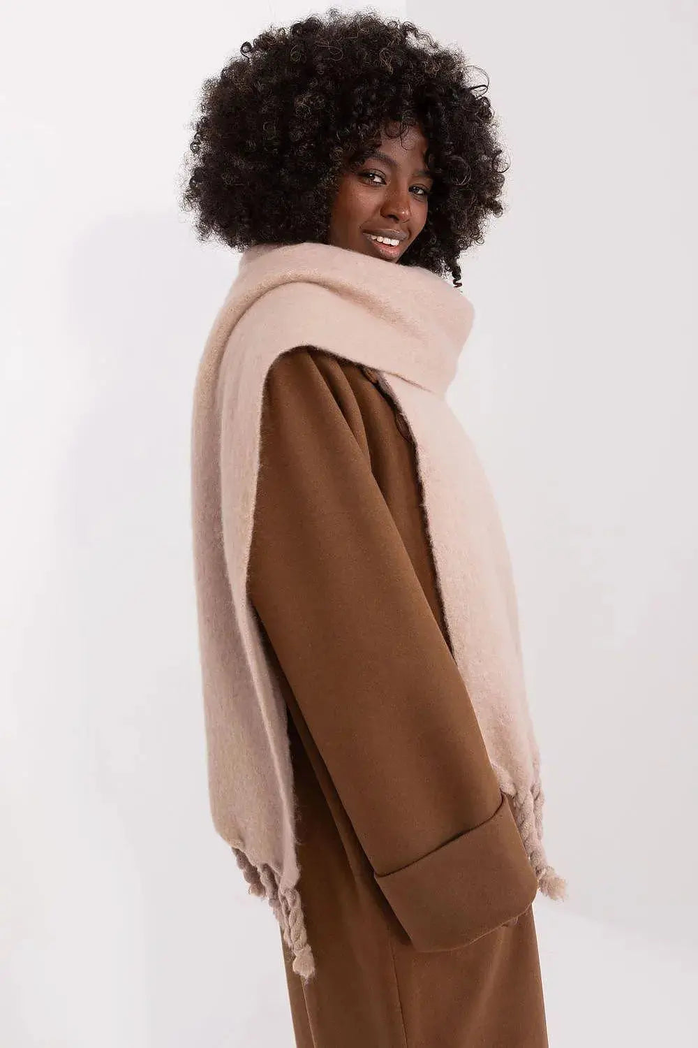 AT long, smooth-textured shawl  Adomoo