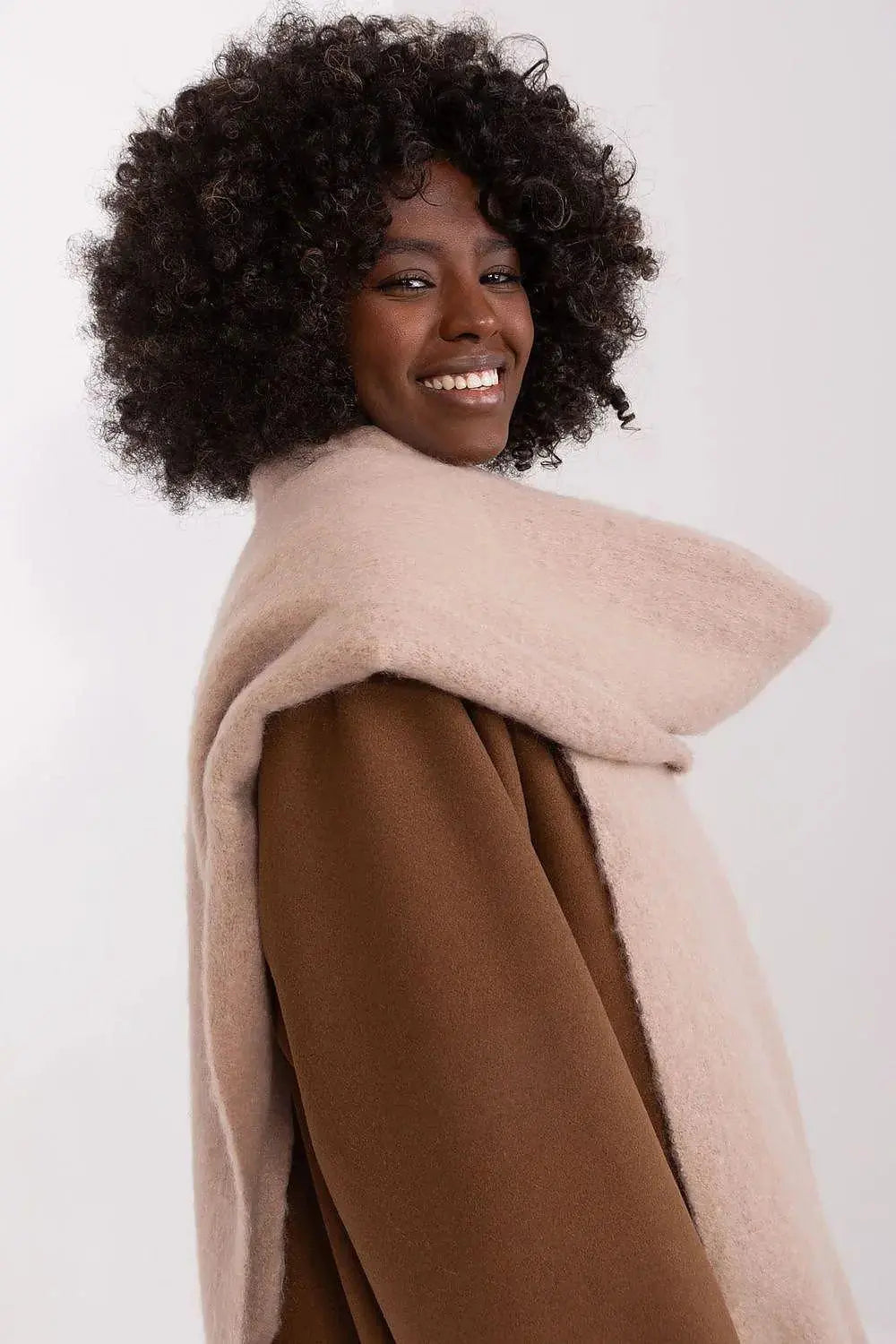 AT long, smooth-textured shawl  Adomoo