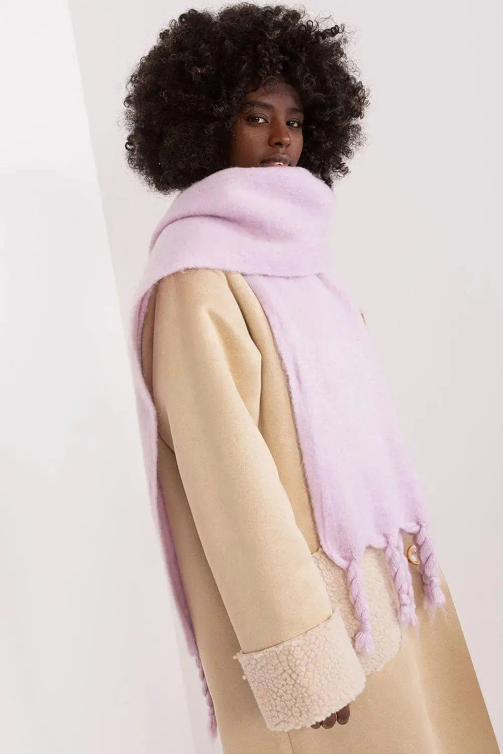 AT long, smooth-textured shawl  Adomoo