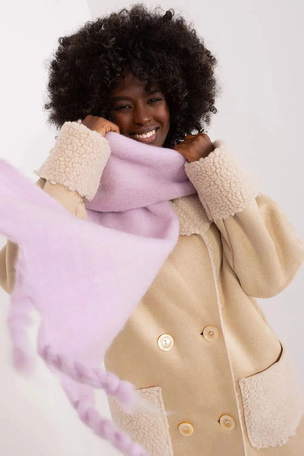 AT long, smooth-textured shawl  Adomoo