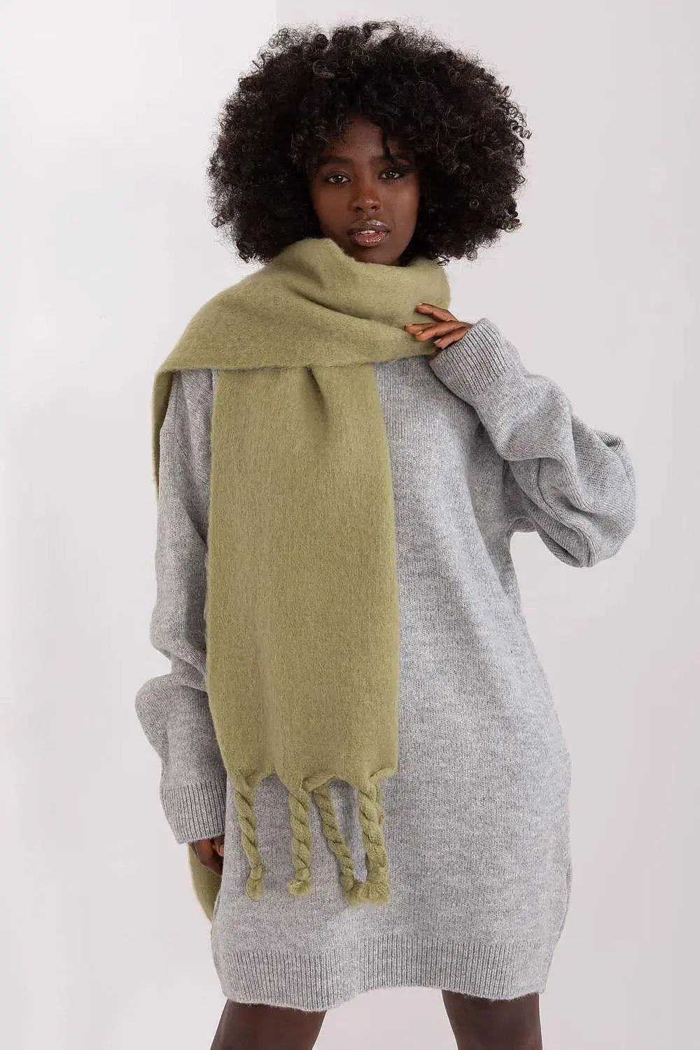 AT long, smooth-textured shawl  Adomoo