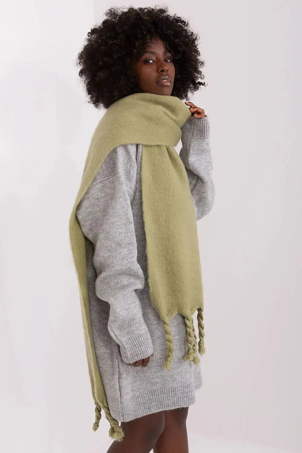 AT long, smooth-textured shawl  Adomoo
