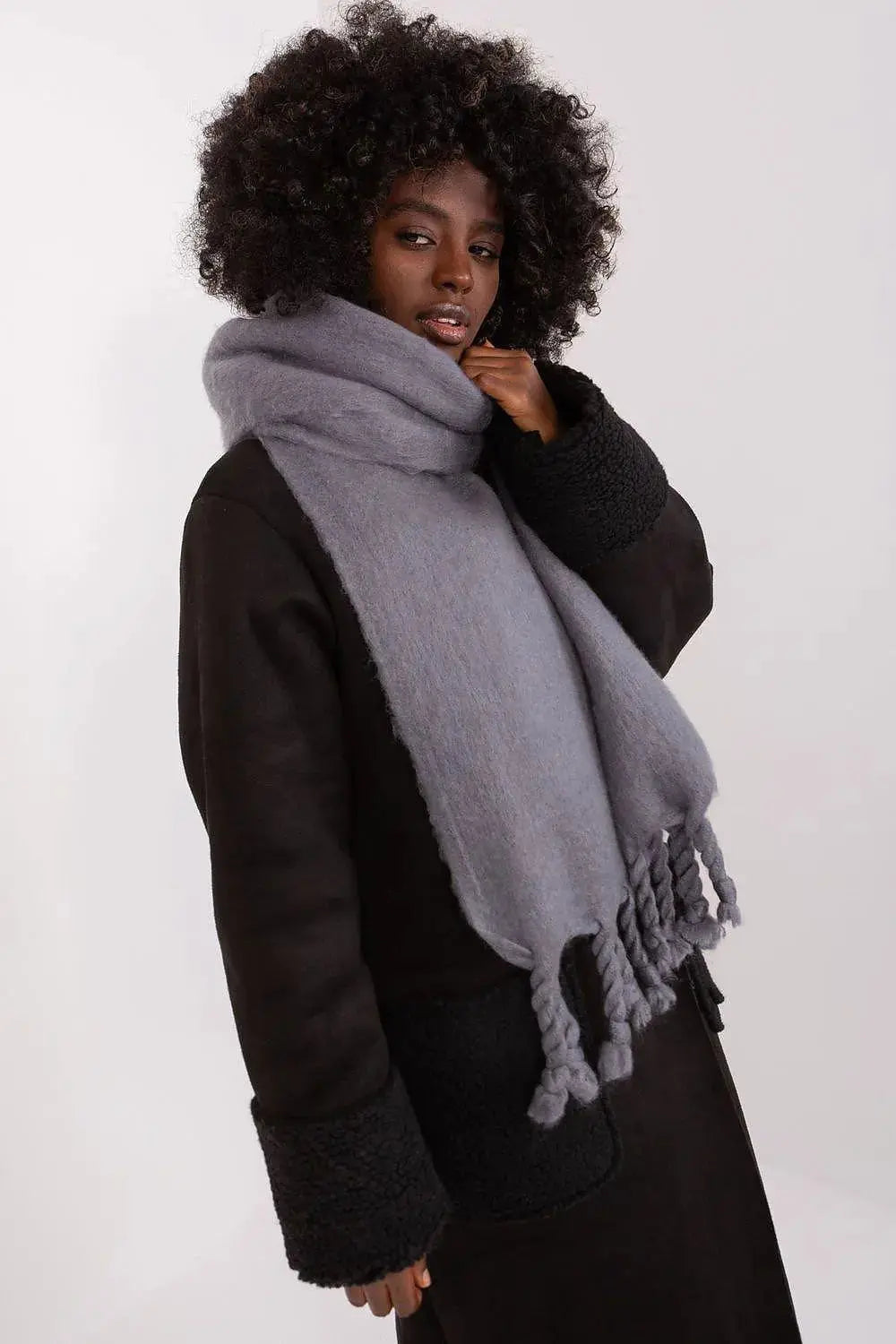 AT long, smooth-textured shawl  Adomoo