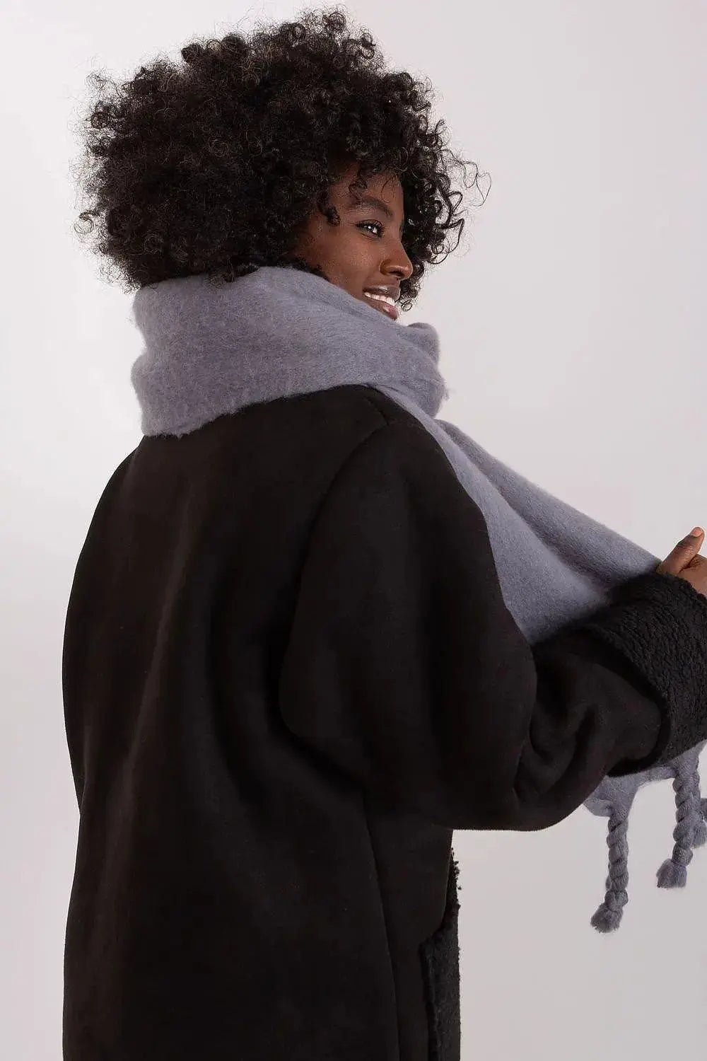 AT long, smooth-textured shawl  Adomoo