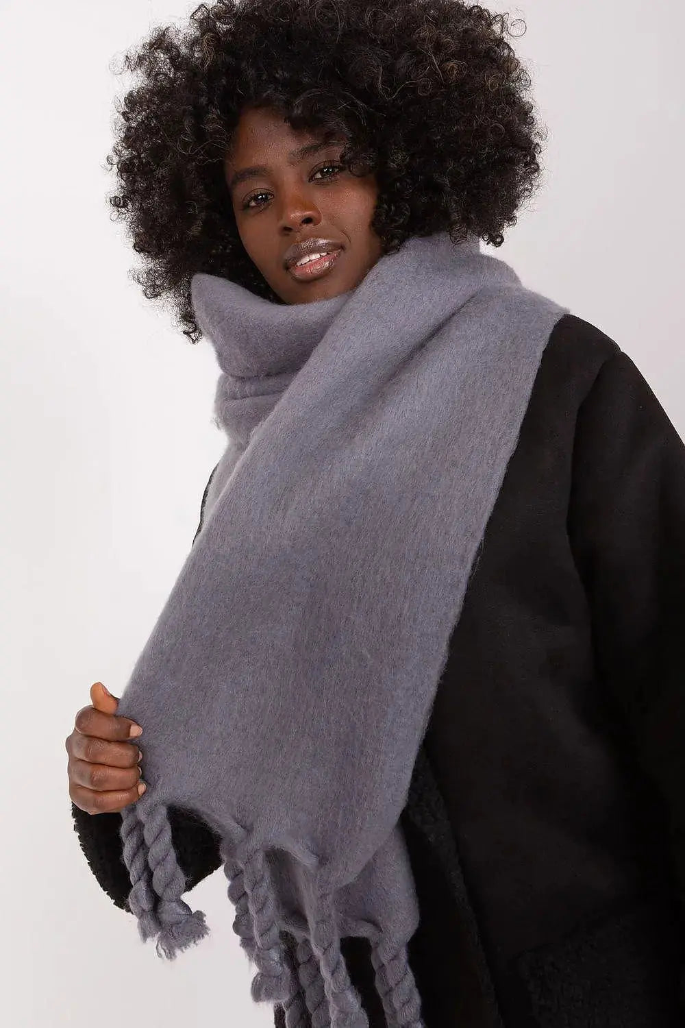 AT long, smooth-textured shawl  Adomoo