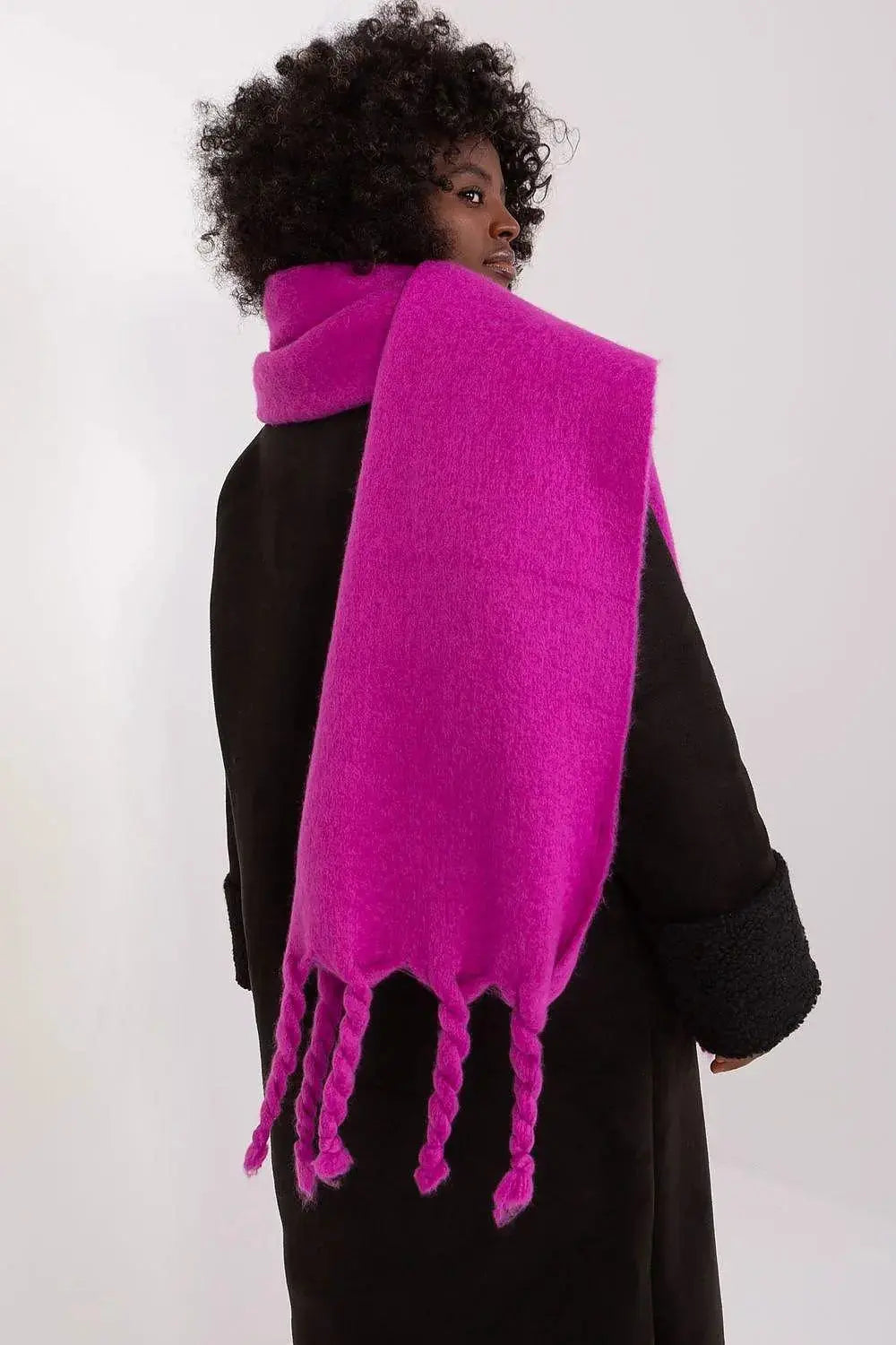 AT long, smooth-textured shawl  Adomoo