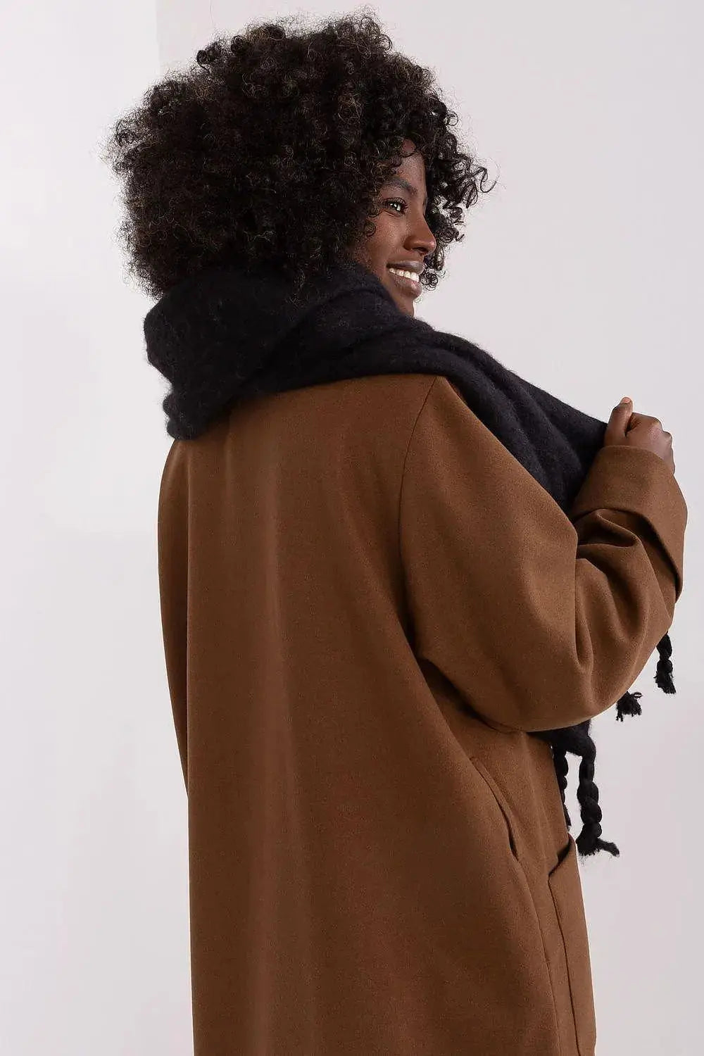 AT long, smooth-textured shawl  Adomoo