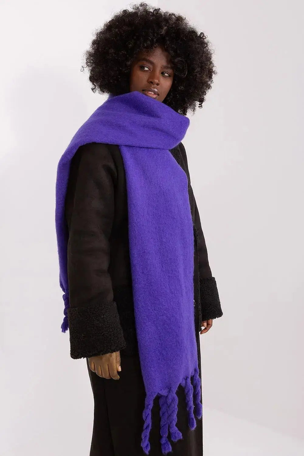 AT long, smooth-textured shawl  Adomoo