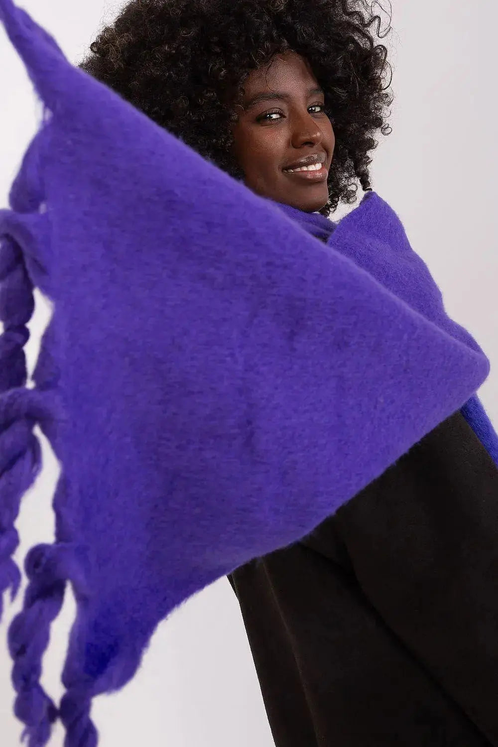 AT long, smooth-textured shawl  Adomoo