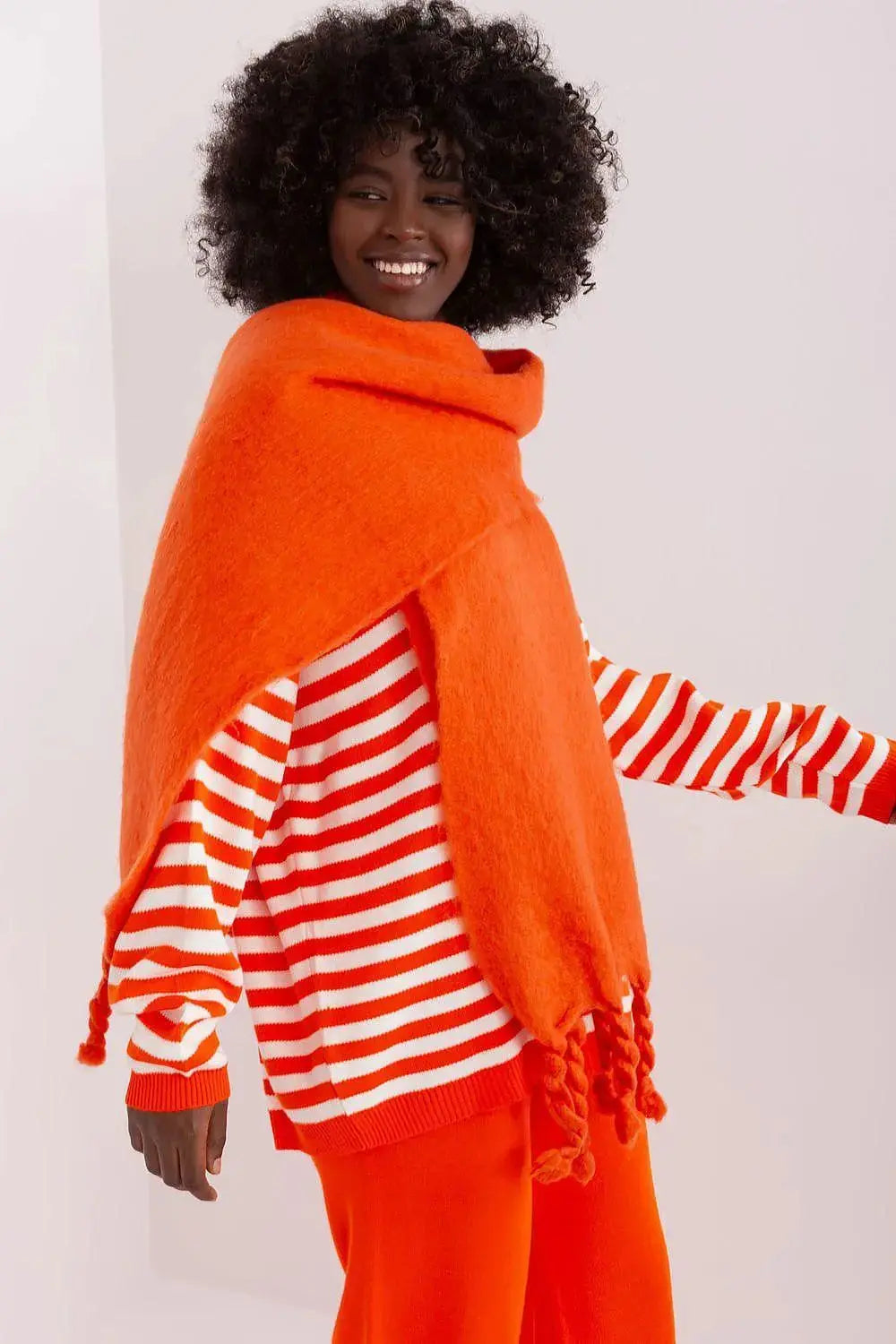 AT long, smooth-textured shawl  Adomoo