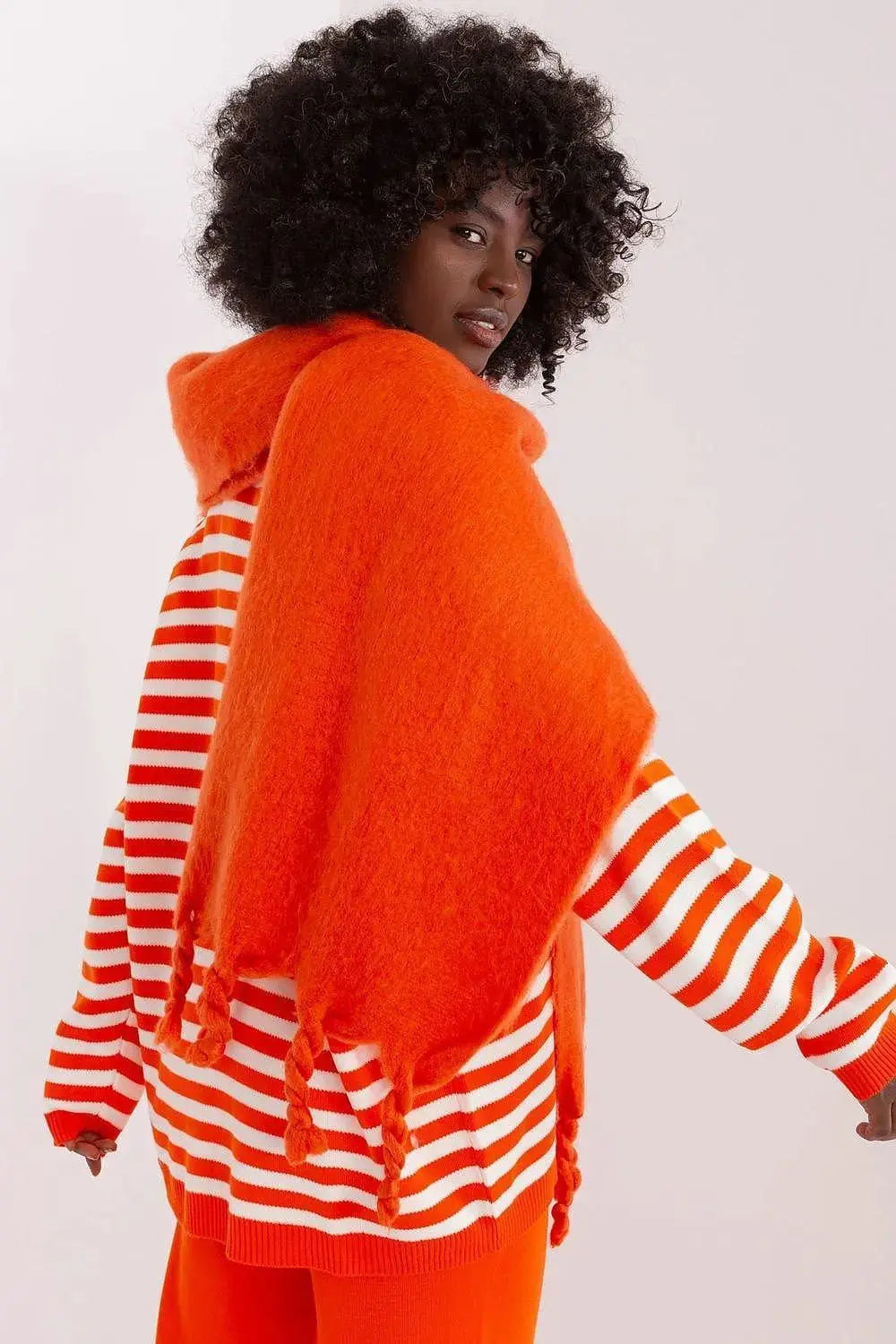 AT long, smooth-textured shawl  Adomoo