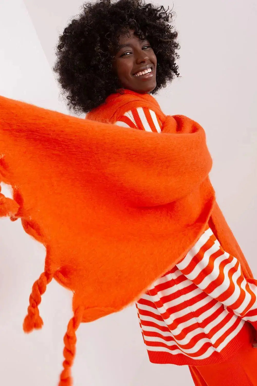 AT long, smooth-textured shawl  Adomoo