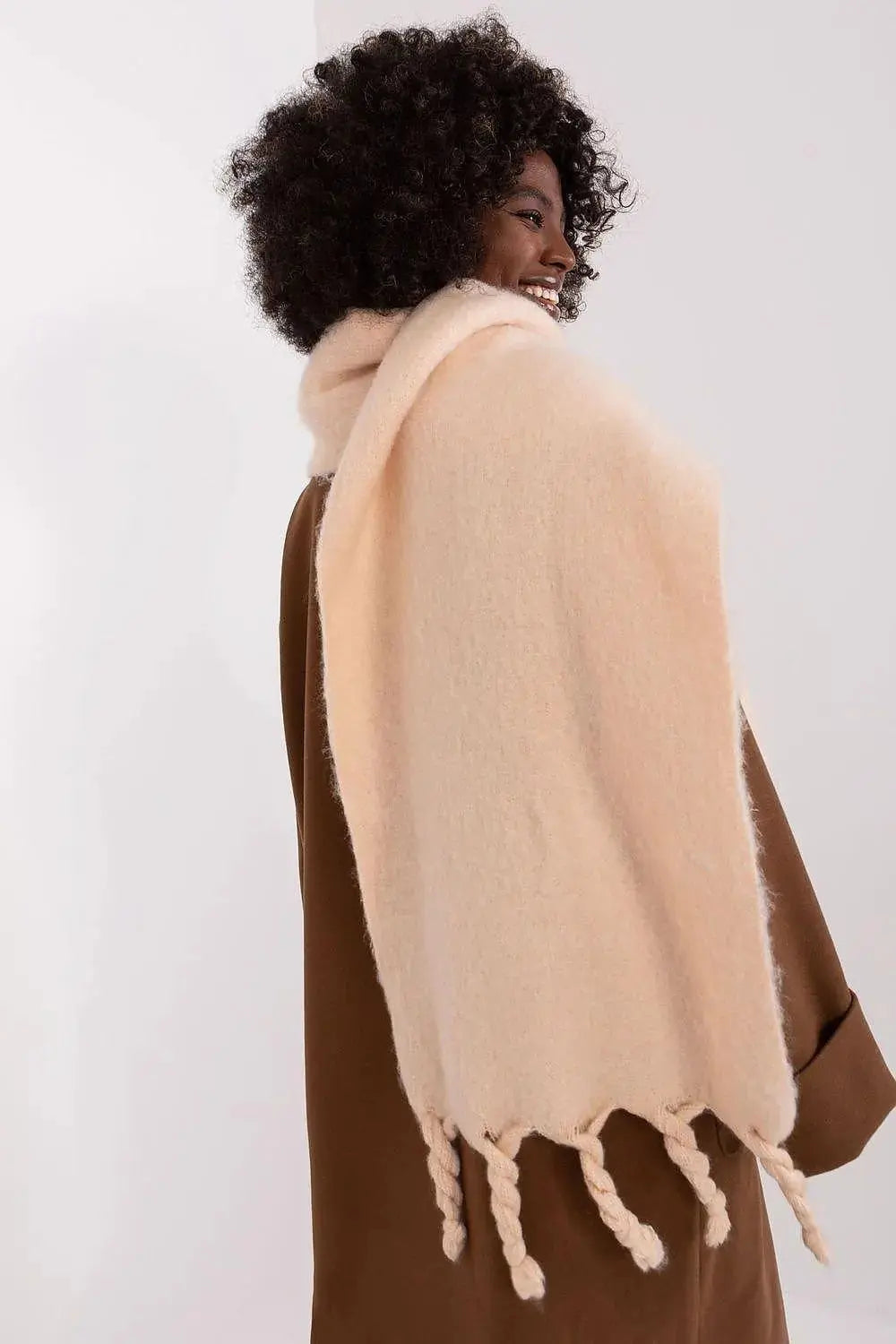 AT long, smooth-textured shawl  Adomoo