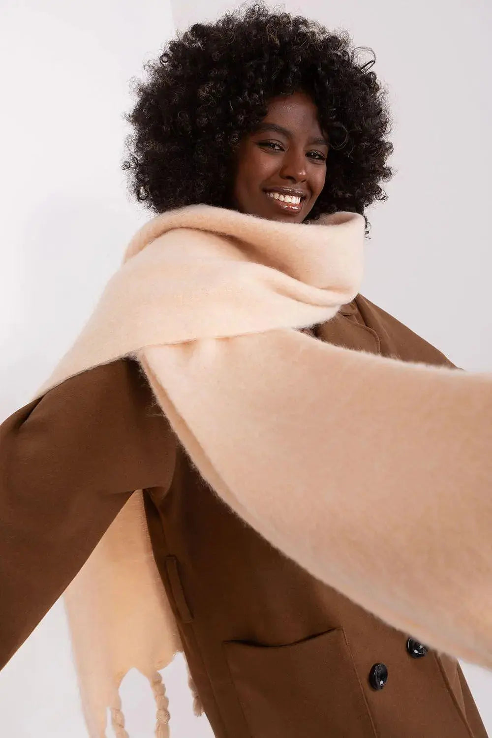 AT long, smooth-textured shawl  Adomoo