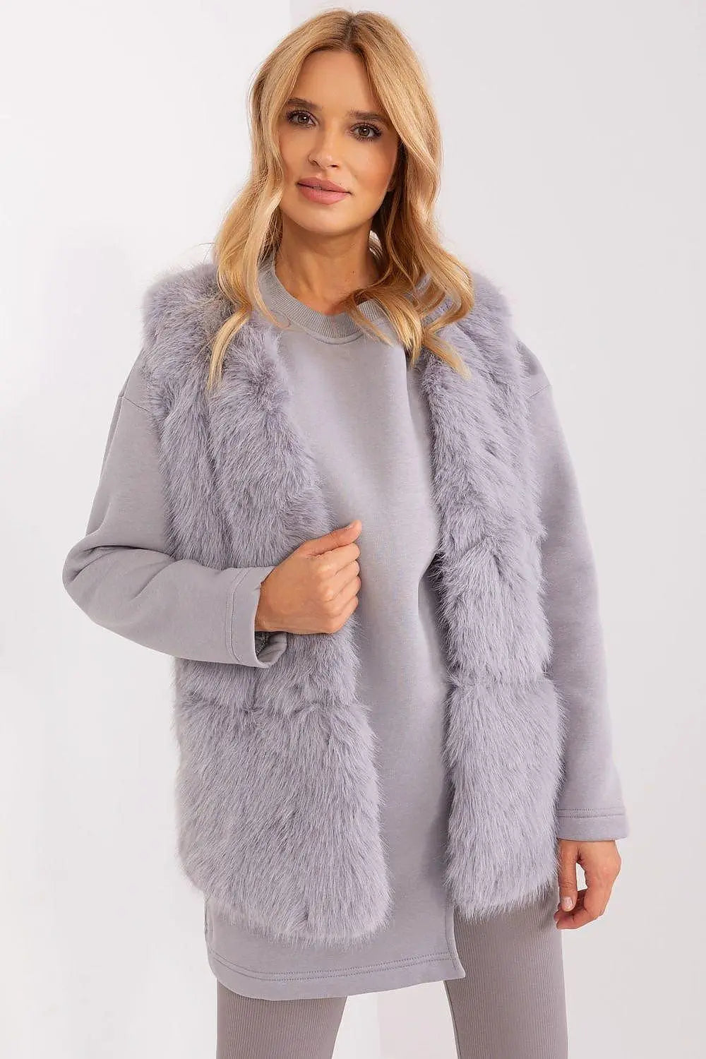 Gilet model AT fur vest  Adomoo