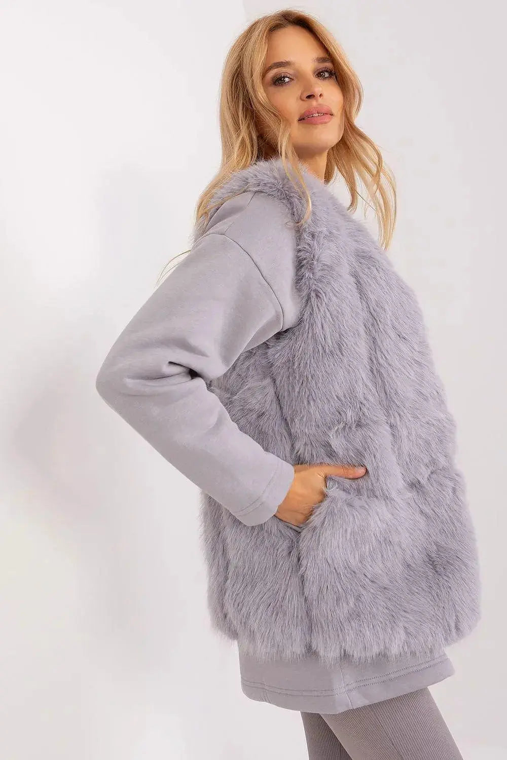 Gilet model AT fur vest  Adomoo