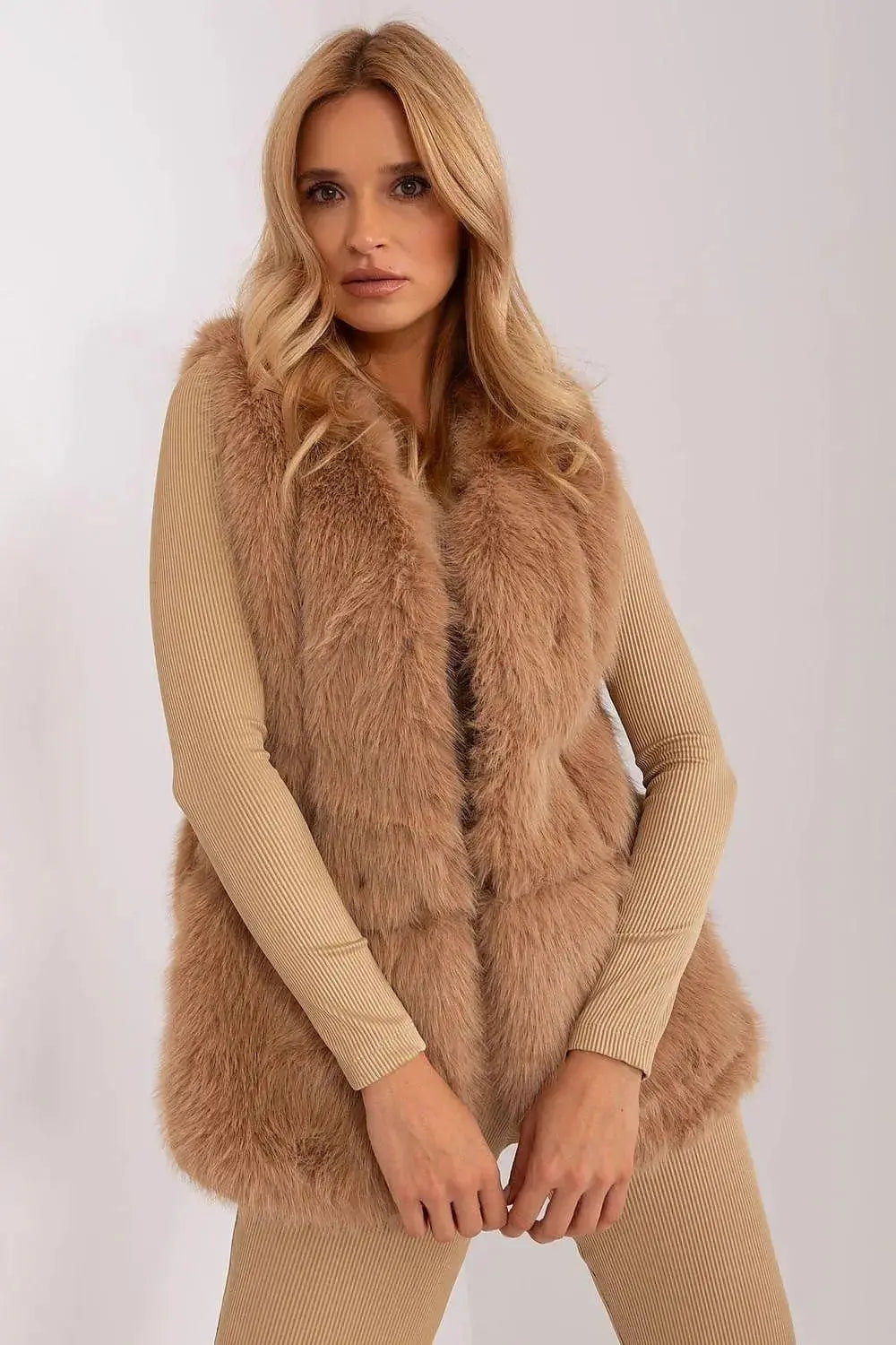 Gilet model AT fur vest  Adomoo