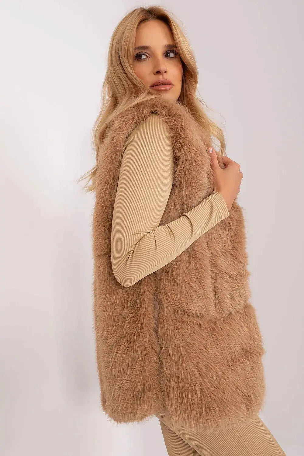 Gilet model AT fur vest  Adomoo