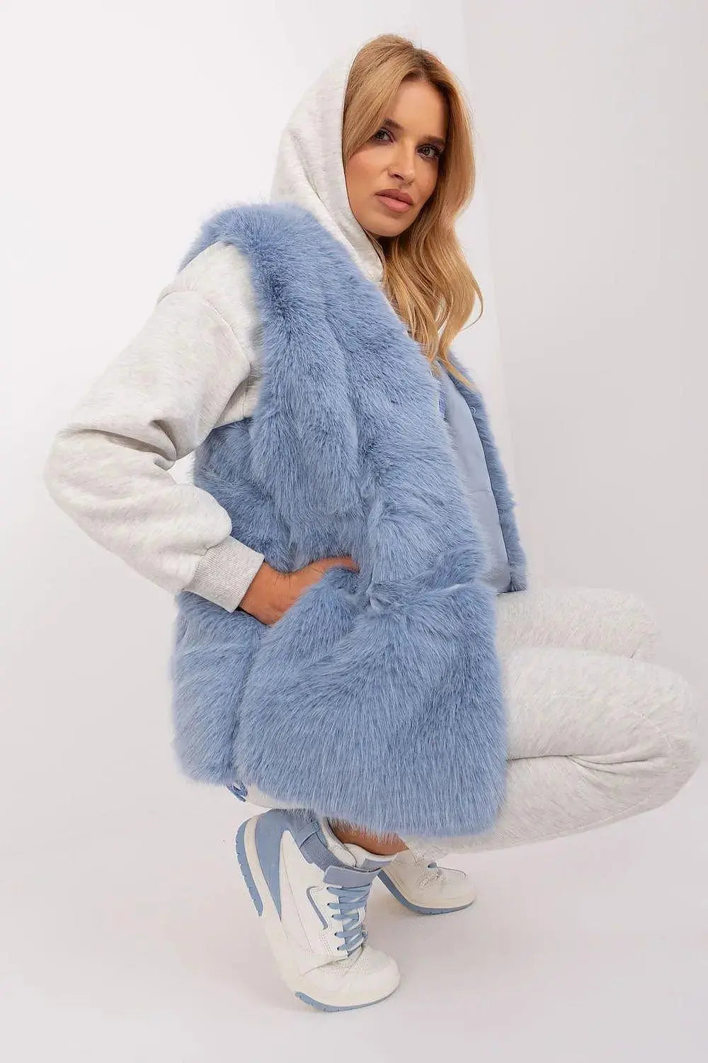 Gilet model AT fur vest  Adomoo